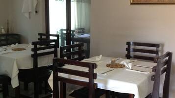 Se sirven desayunos, comidas, cenas y cocina local e internacional