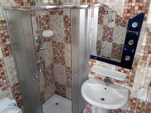 Standard Room | Bathroom | Towels, soap, toilet paper