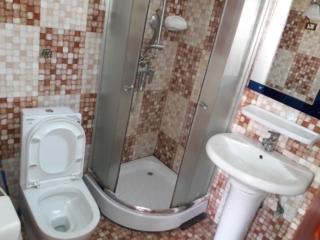 Un baño con inodoro, ducha y lavamanos.