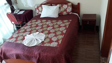 Standard Room | Meja, ruang kerja komputer riba, seterika/papan seterika, Wi-fi percuma