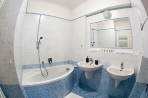 Comfort Apartment | Bathroom | Bathtub, free toiletries, towels