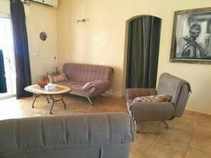 Vila família, 3 quartos, vista para a piscina, ao lado da piscina | Sala de estar | TV de tela plana