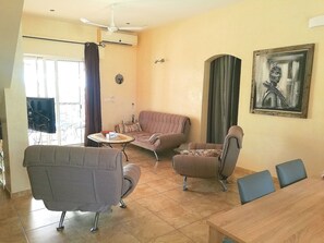 Vila família, 3 quartos, vista para a piscina, ao lado da piscina | Sala de estar | TV de tela plana