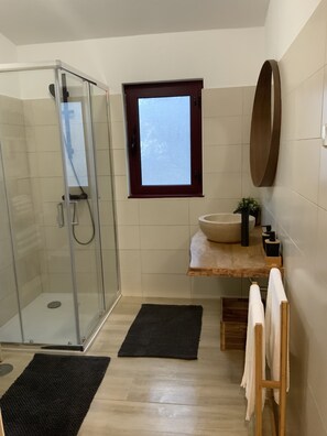 Dusche, Haartrockner, Handtücher, Seife