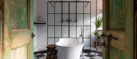 Deluxe Double Room | Bathroom | Combined shower/tub, towels