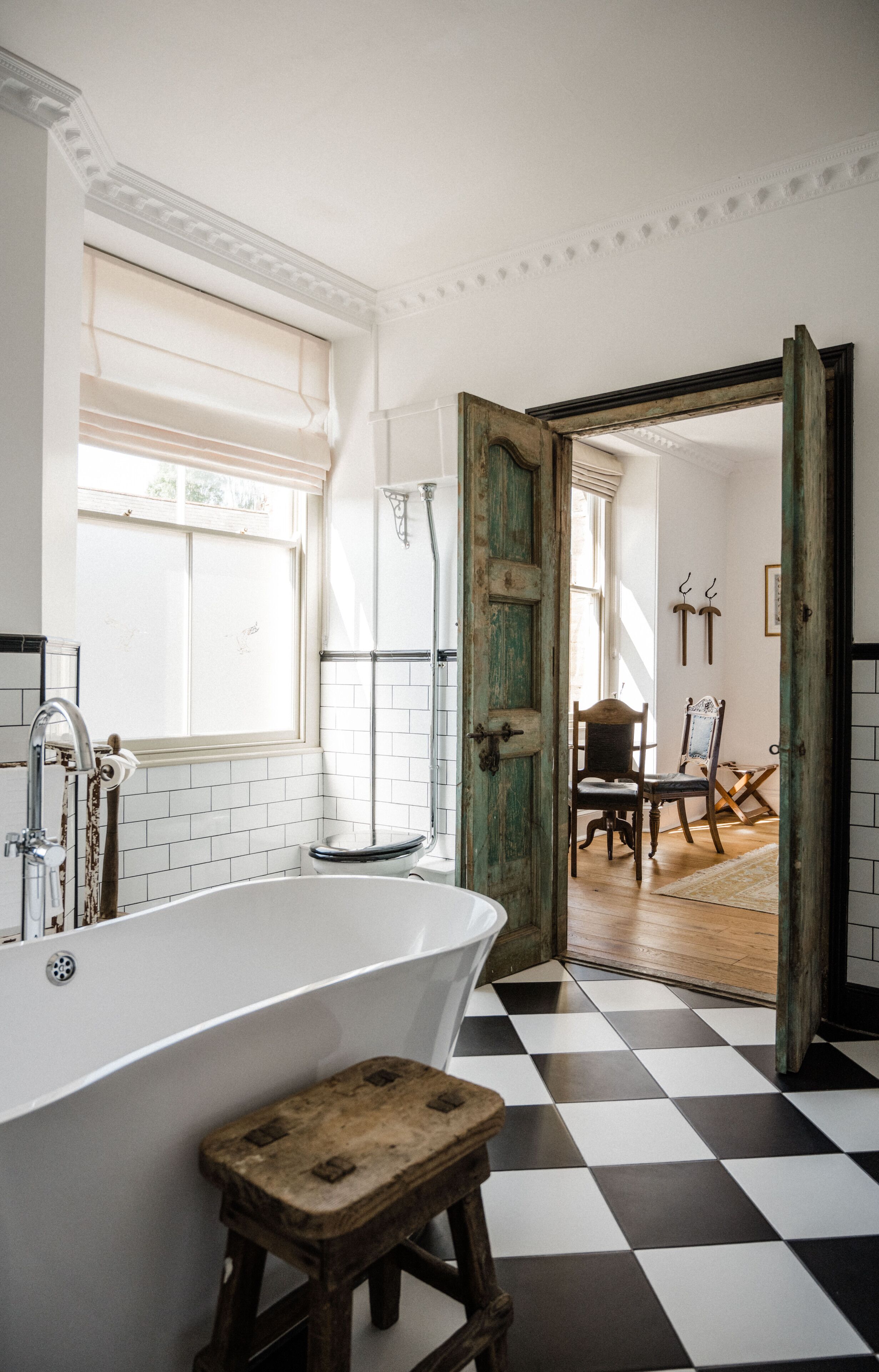 deluxe double room | bathroom | combined shower/bathtub, towels