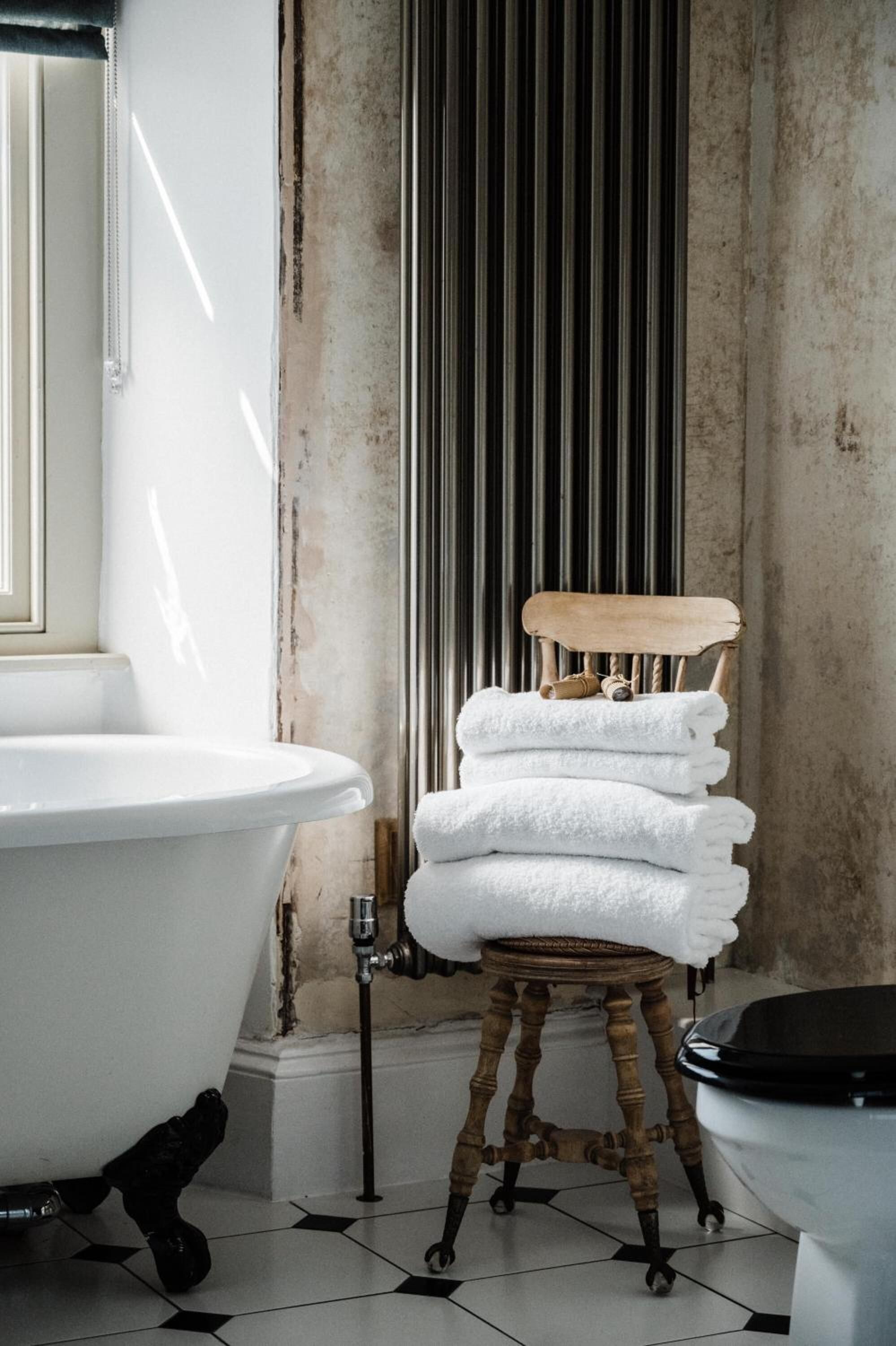 combined shower/bathtub, towels