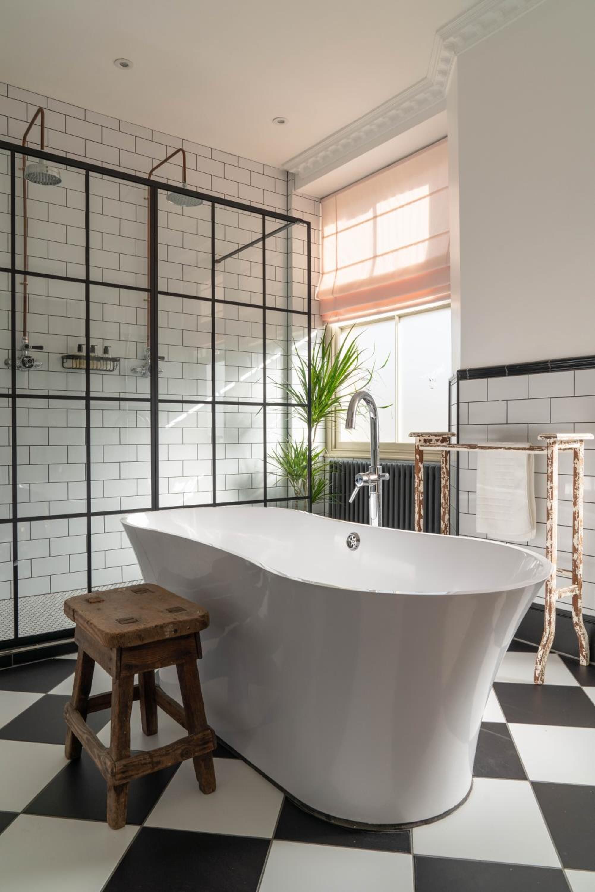 combined shower/bathtub, towels