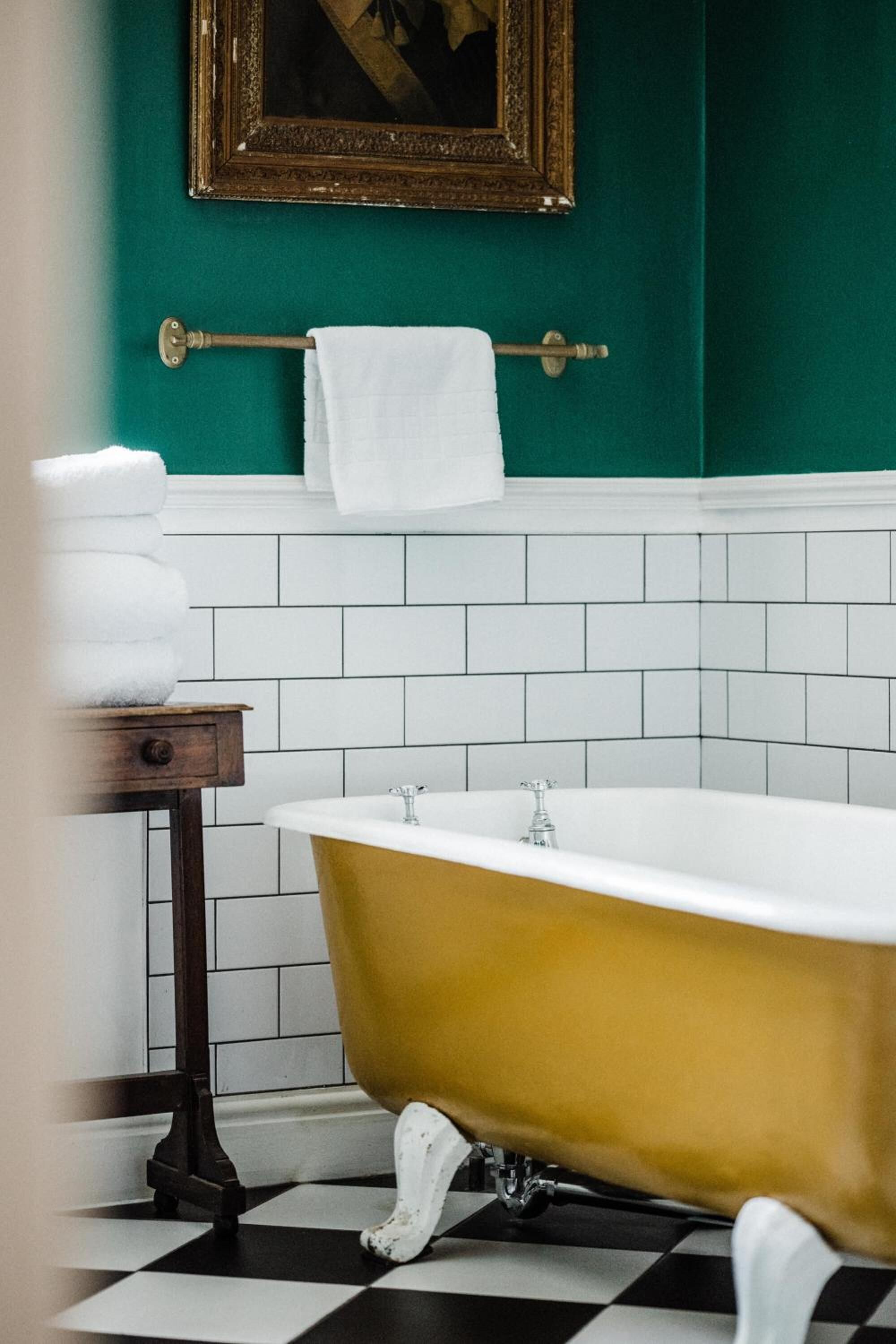 combined shower/bathtub, towels