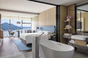 Minibar, brankas, dan didekorasi berbeda-beda