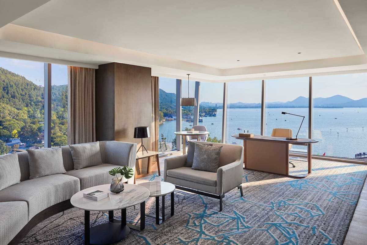 Executive suite, 1 kingsize bed | Woonkamer | Een flatscreentelevisie en betaalfilms