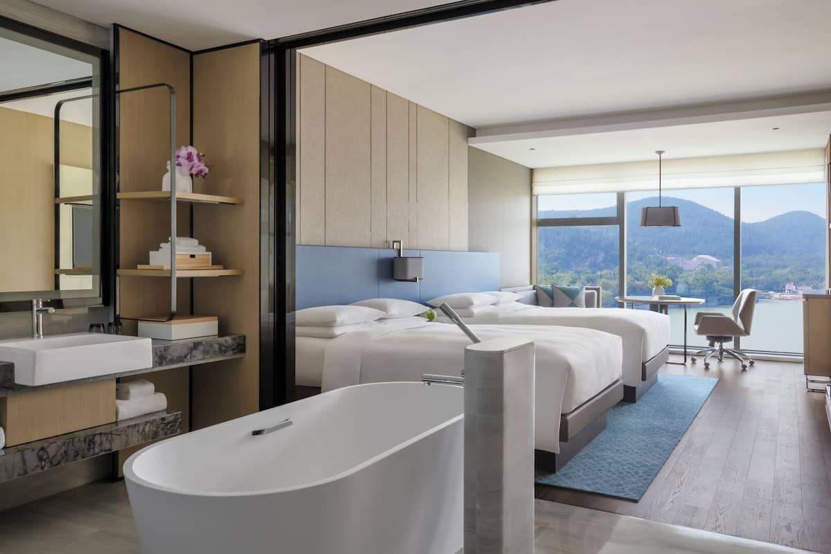 Minibar, caja de seguridad en la habitación y decoración personalizada