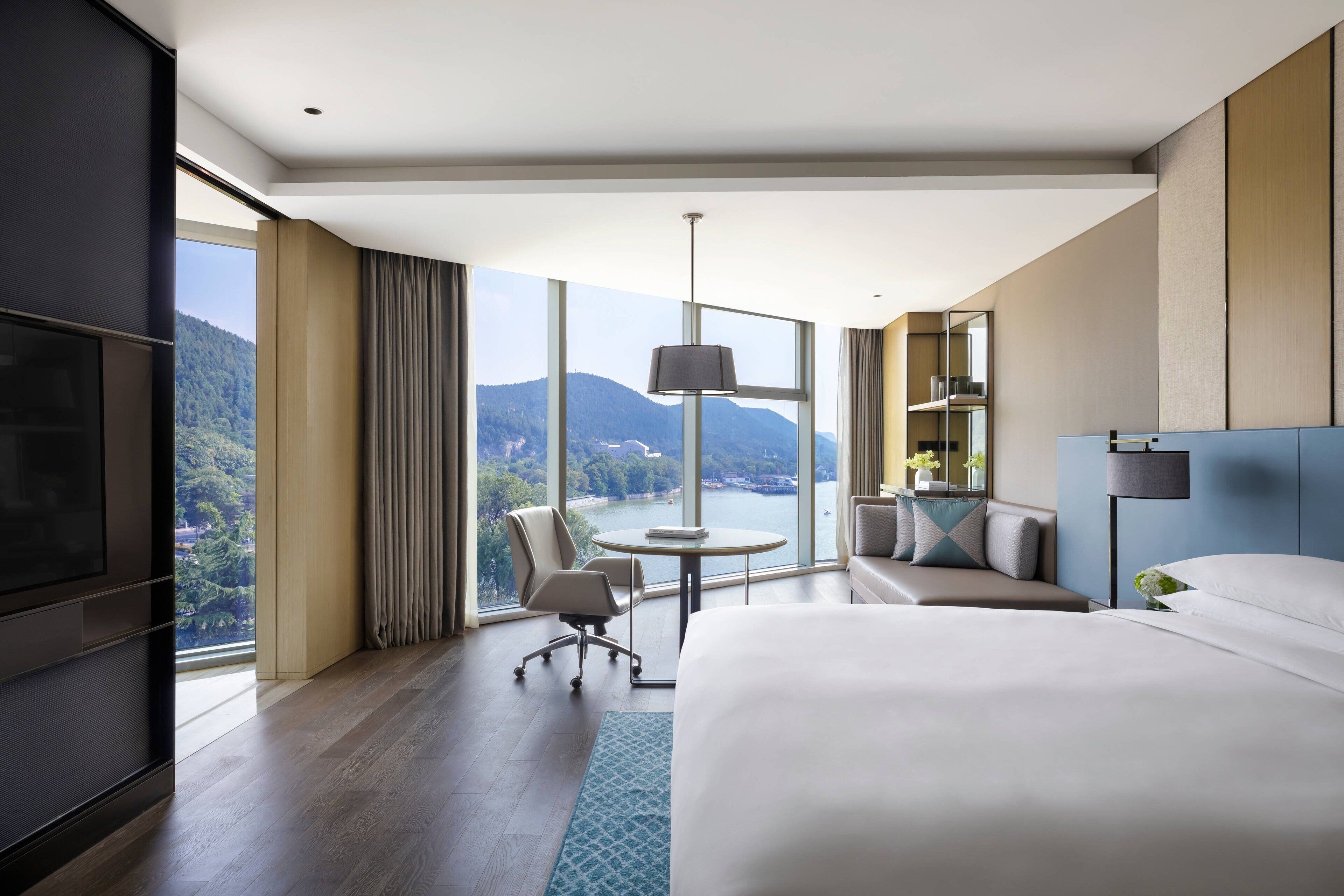 Minibar, in-room safe, individually decorated, individually furnished