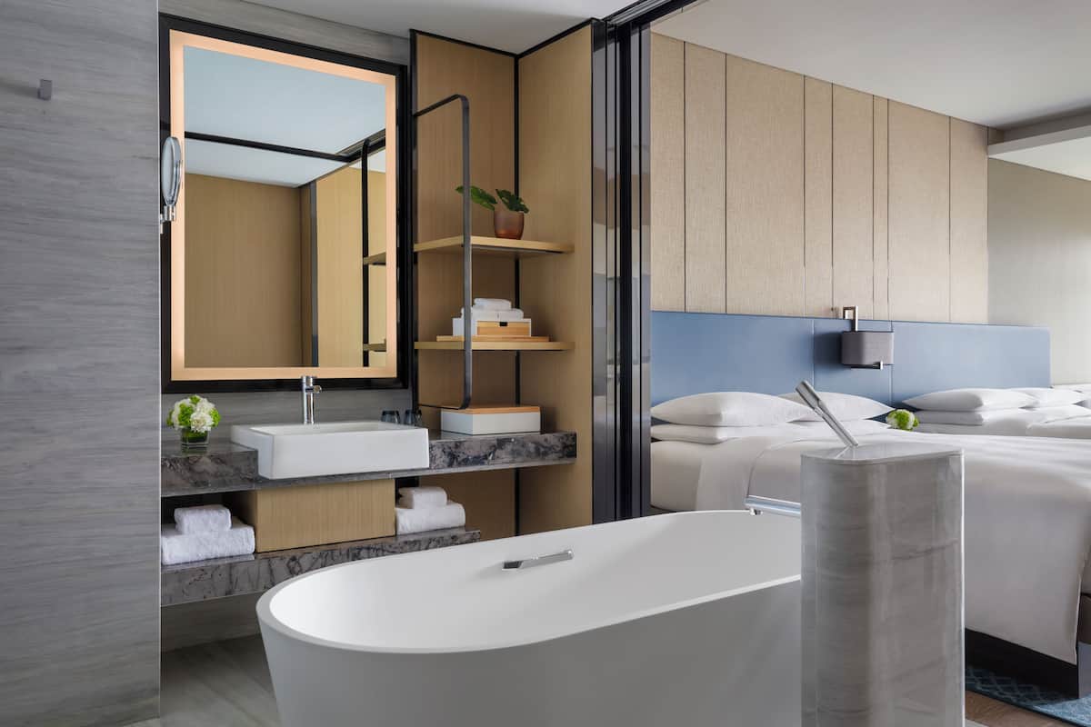 Minibar, caja de seguridad en la habitación y decoración personalizada