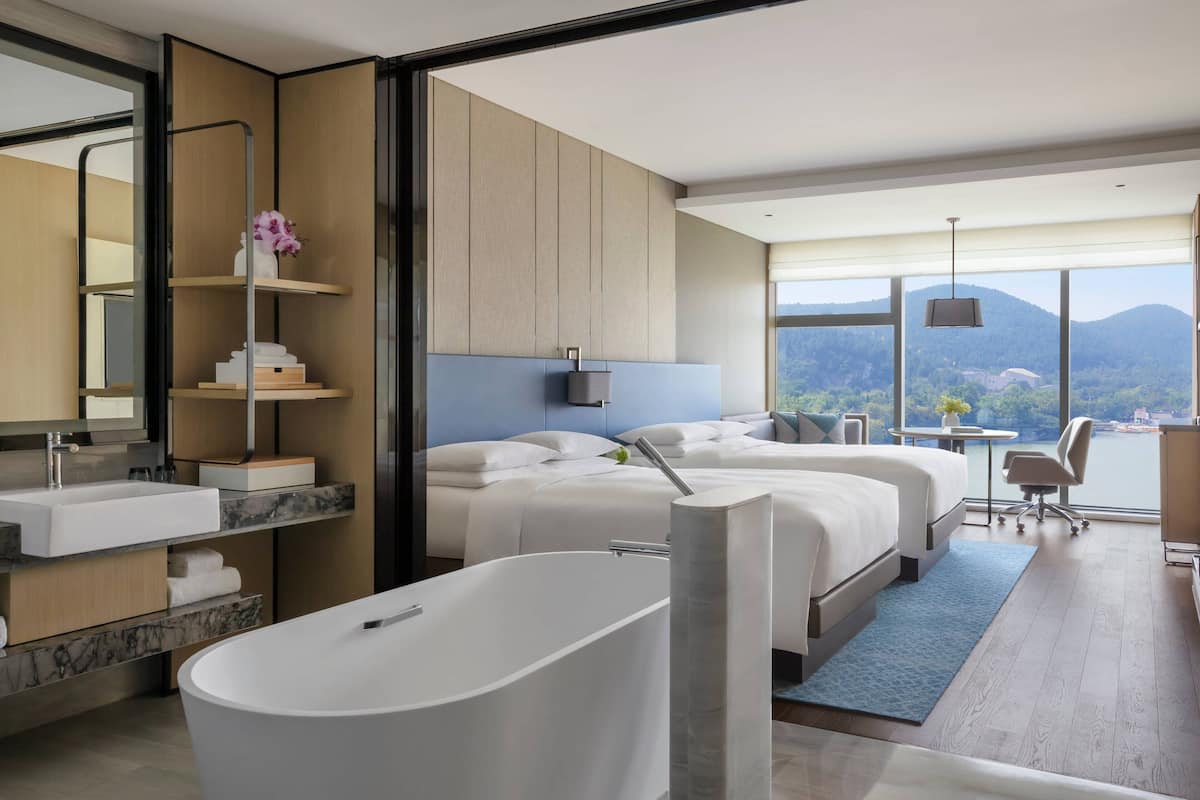 Executive kamer, 2 tweepersoonsbedden | Een minibar, een kluis op de kamer, individueel gedecoreerd