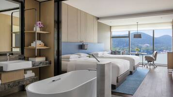 Habitación ejecutiva, 2 camas matrimoniales | Minibar, caja de seguridad en la habitación y decoración personalizada