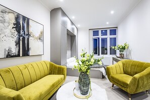 Studio Apartment | Living room | Smart TV - Billionaire Suites Kensington (London)