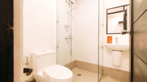 Un baño con inodoro, ducha y lavamanos.