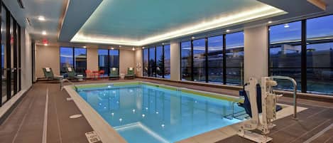 Piscine couverte, accès possible de 08 h 00 à 22 h 00, chaises longues