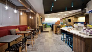 Un restaurante con cabinas, mesas y una zona de bar.