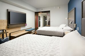 Skrivbord, arbetsyta för laptop och mörkläggningsgardiner