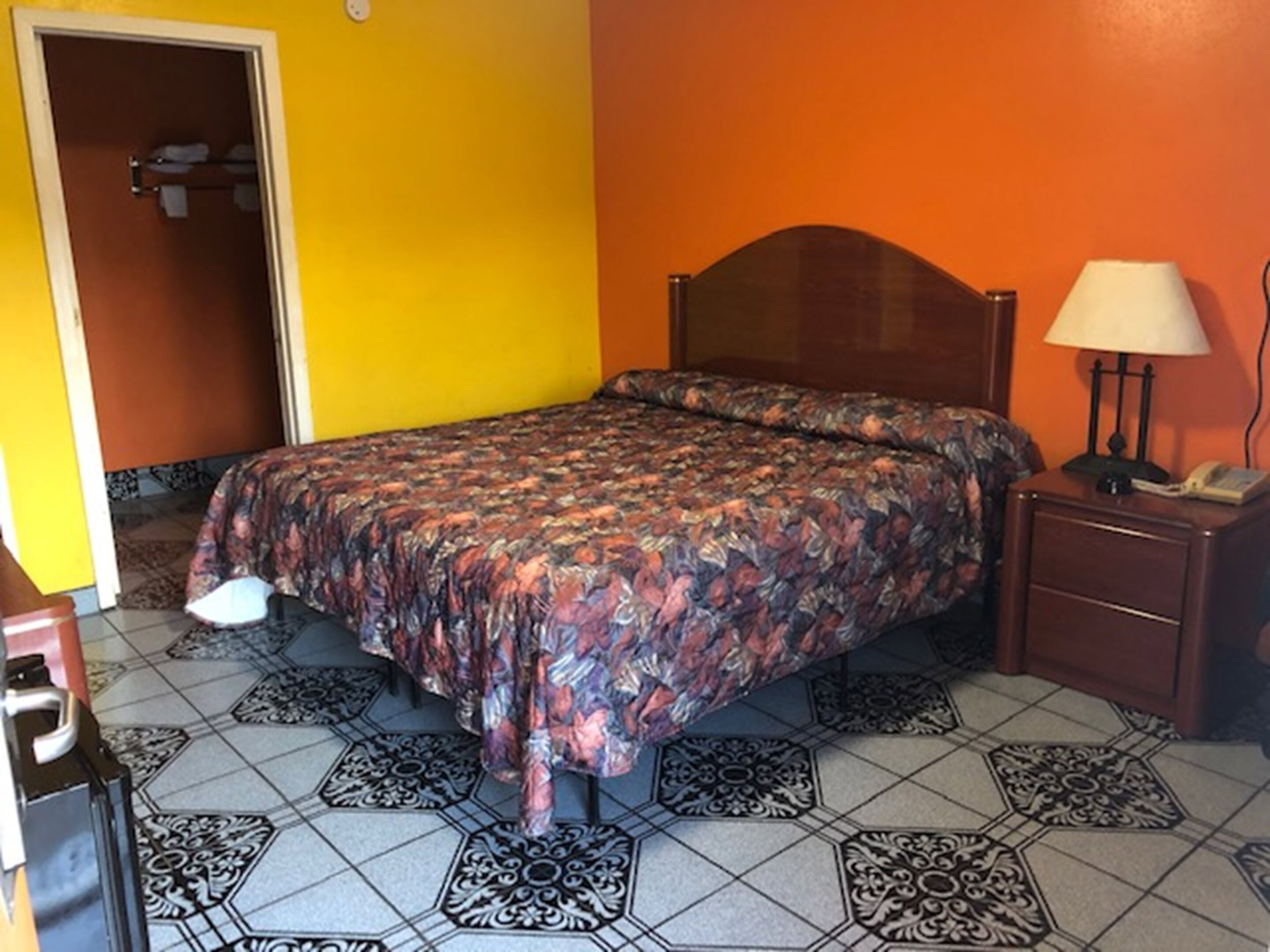 Basic Room, 1 King Bed, Smoking | Truy cập Internet không dây miễn phí 