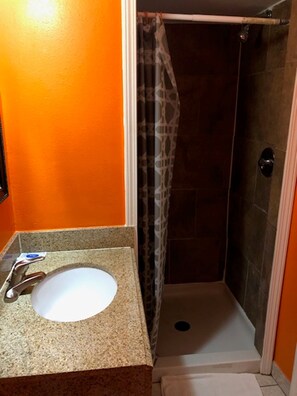 Đồ dùng nhà tắm miễn phí, khăn tắm 