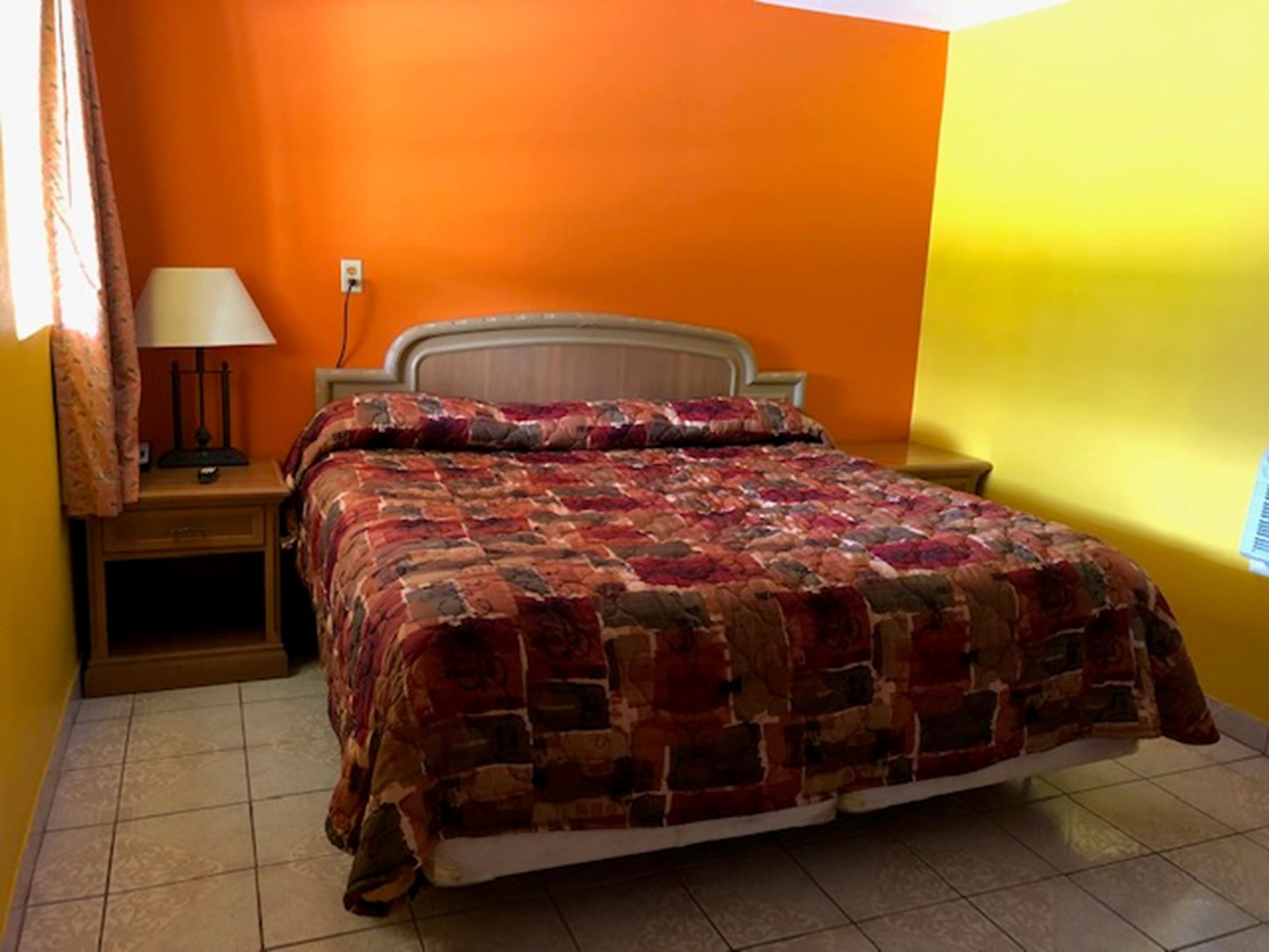 Basic room, 1 King Bed, Non Smoking | Truy cập Internet không dây miễn phí 