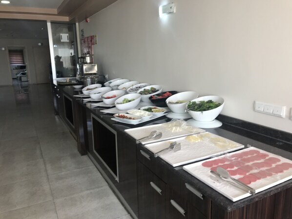 Buffet déjeuner gratuit tous les jours