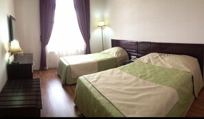 Habitación triple estándar | Tabla de planchar con plancha, camas supletorias, wifi gratis