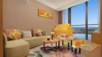 Suite, Mehrere Betten, Seeblick | Minibar (mit einigen kostenlosen Artikeln), Schreibtisch