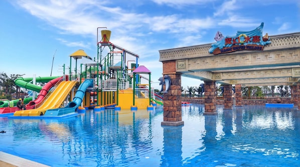Un parc aquatique doté de plusieurs toboggans et d’une piscine.