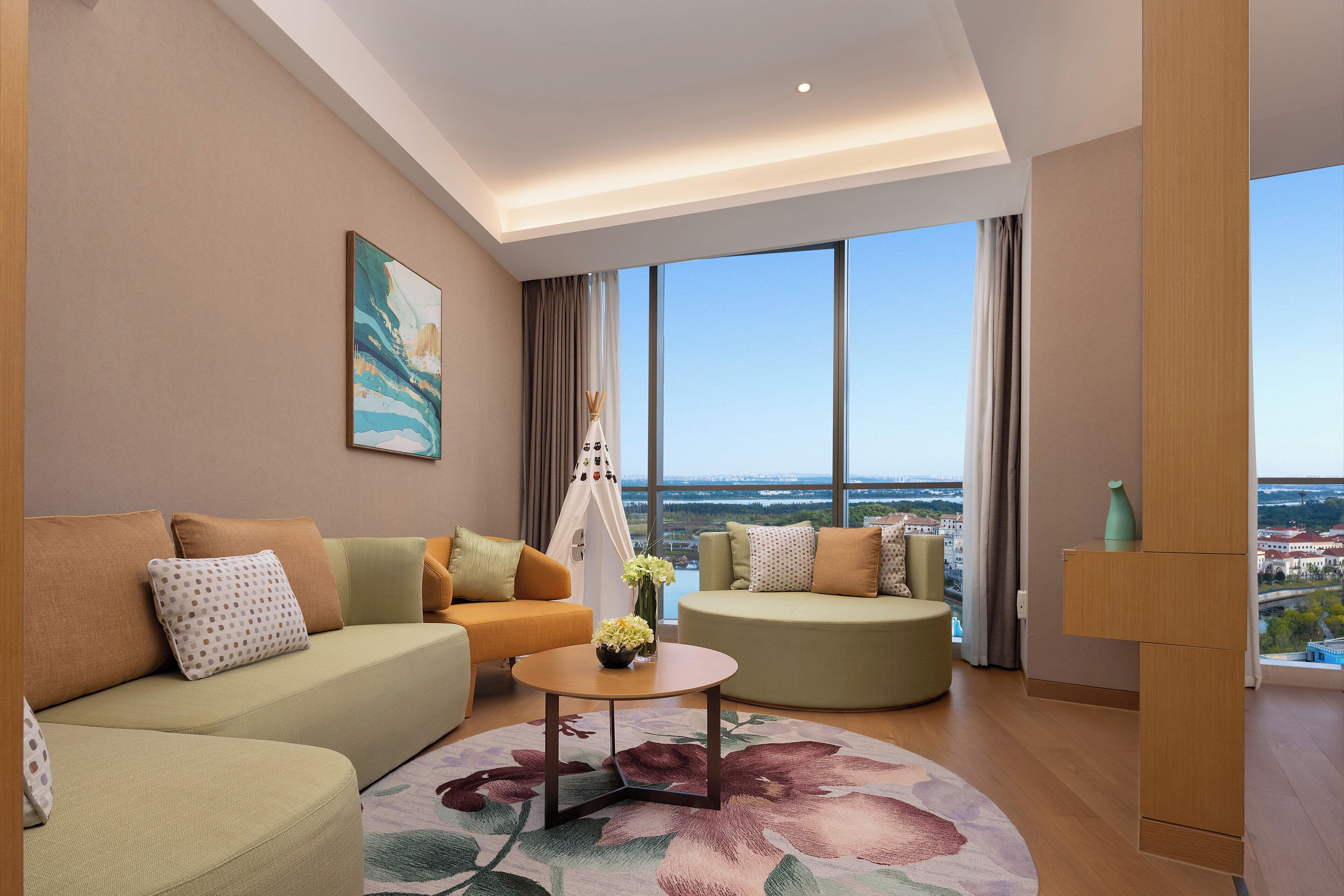 Artículos del minibar gratis, escritorio y sistema de insonorización 