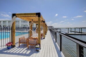 Ofereix vistes a la platja i s'hi serveixen dinars i sopars