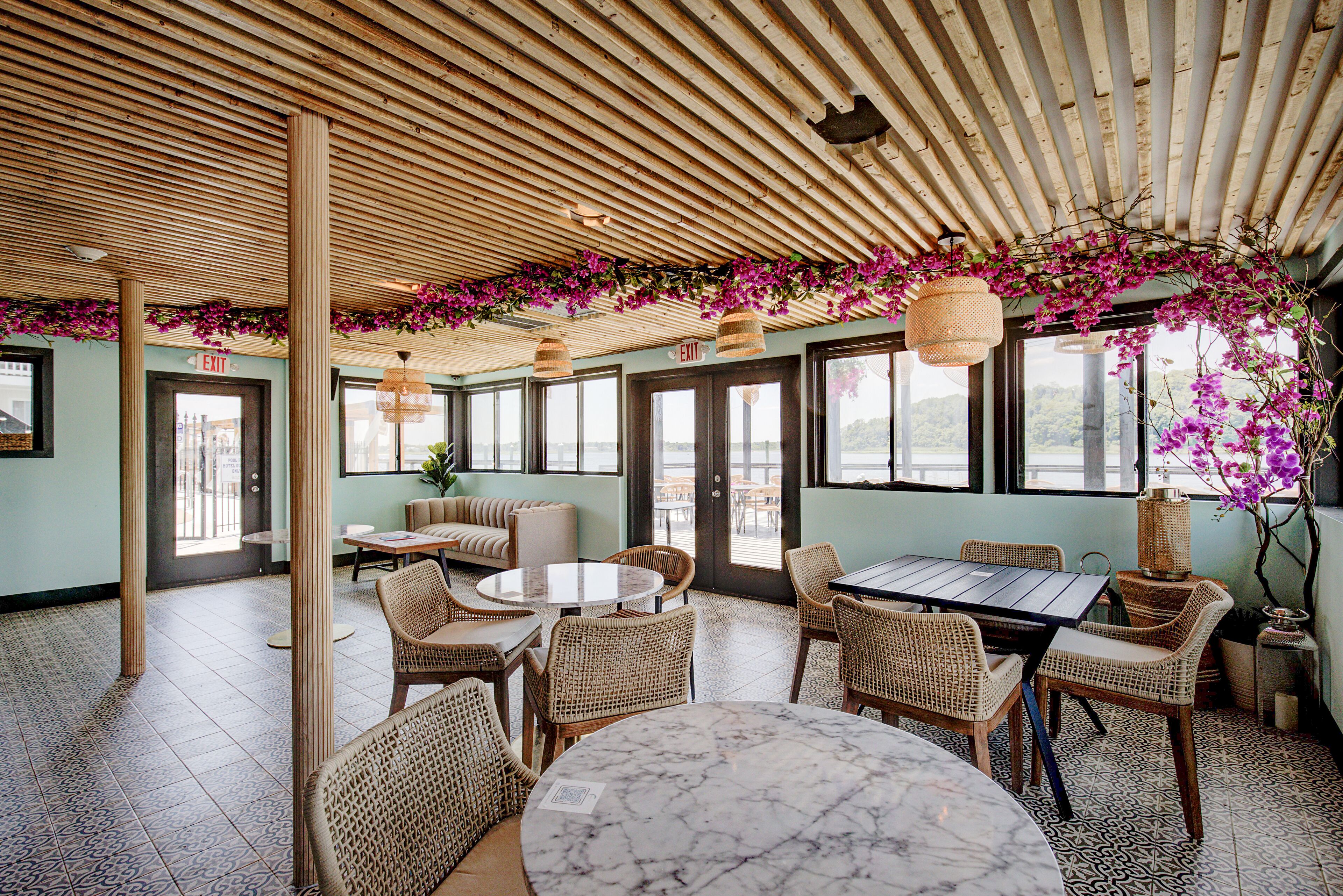 Lunch, dinner served; American cuisine, beach views 