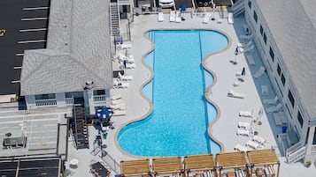 Una piscina al aire libre de temporada (de 09:00 a 21:00), sombrillas