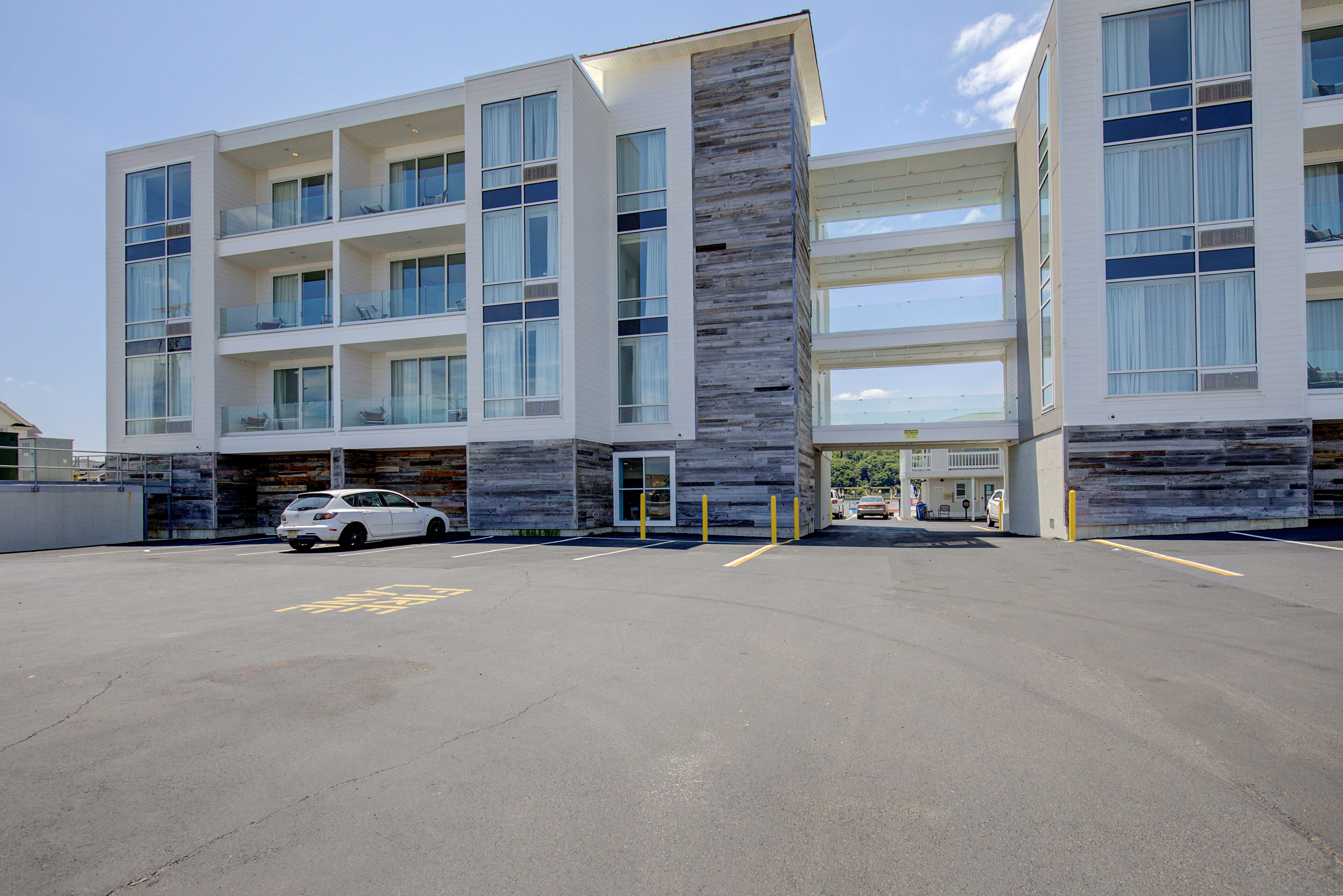 Ein mehrstöckiges Hotel mit modernem Design, mit Balkonen und großen Fenstern.