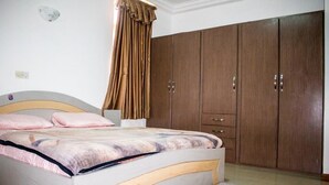 A bedroom with a bed, a wardrobe, and a curtain. - Sara's place (Tema)