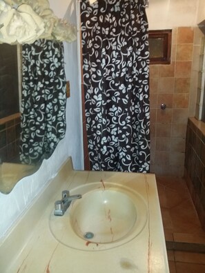 Shower, handuk, sabun, dan tisu toilet