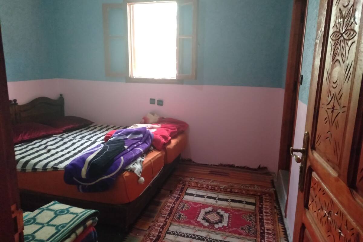 Shower, rainfall showerhead, free toiletries, hair dryer
