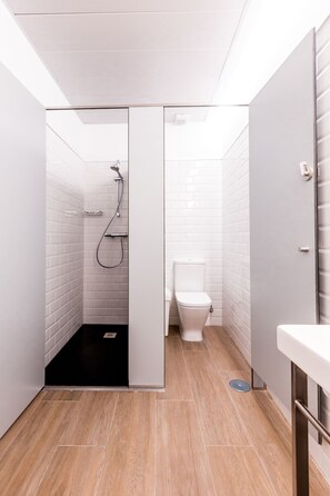 Shower, rainfall showerhead, hair dryer, soap - Hostel Nut (Granada)