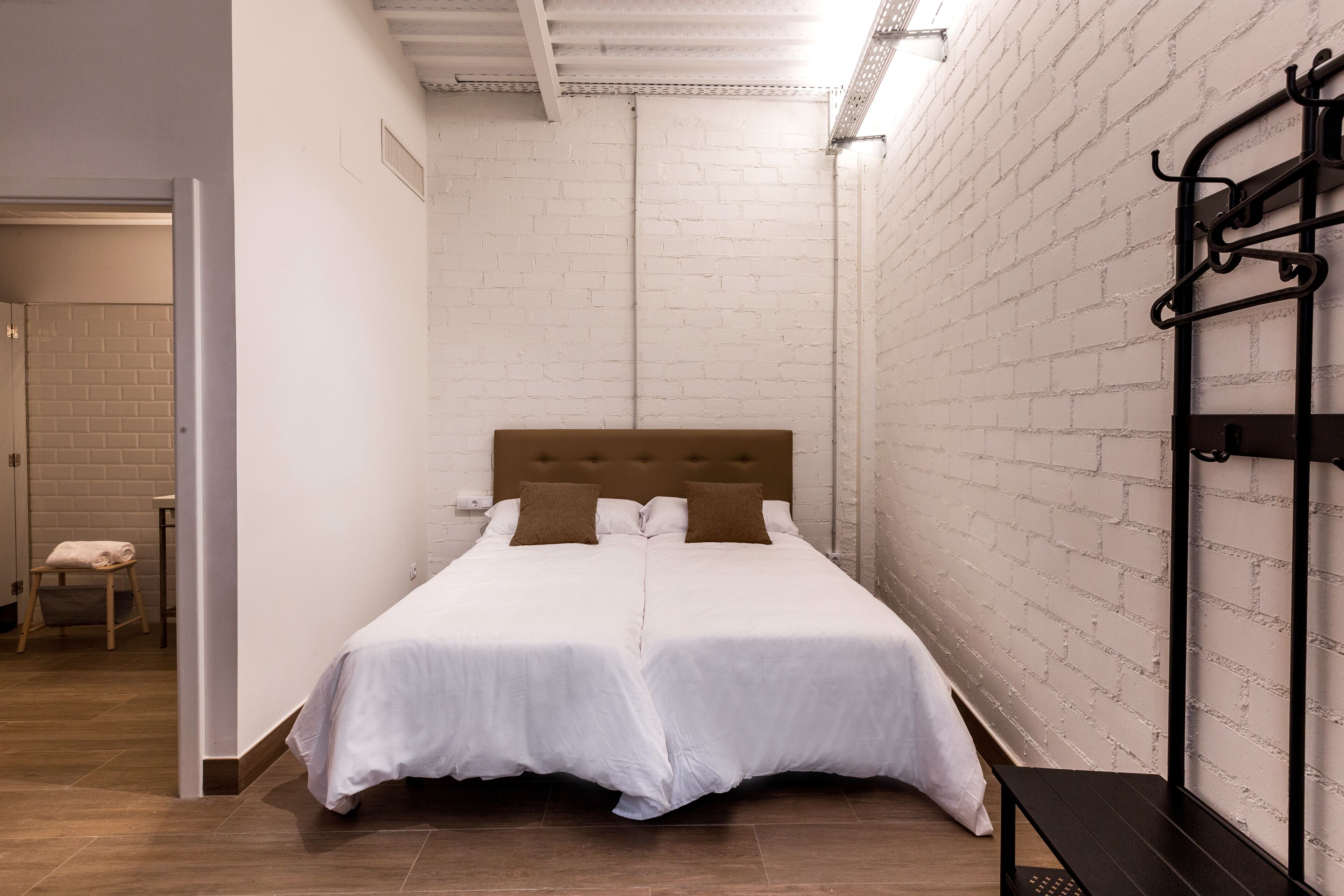 Design Twin Room | Hypo-allergenic bedding, down duvets, in-room safe, desk