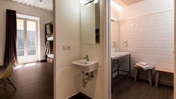 Roba de llit hipoal·lergògena, cobrellits i caixa forta a l'habitació