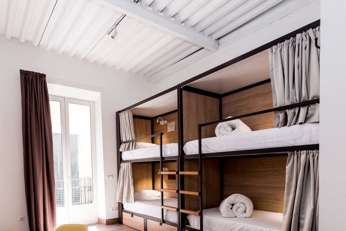 Comfort slaapzaal, alleen vrouwen, en-suite badkamer (6 beds) | Hypoallergeen beddengoed, donsdekens, een kluis op de kamer, een bureau