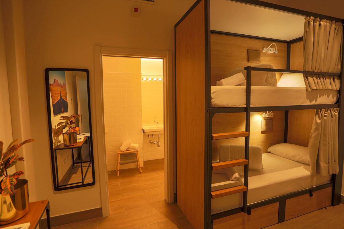 Slaapzaal, gemengd, gemeenschappelijke badkamer (4 beds) | Hypoallergeen beddengoed, donsdekens, een kluis op de kamer, een bureau
