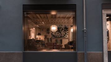 Façana frontal de l'allotjament (vespre/nit)