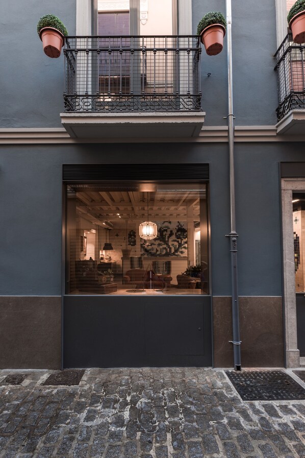 Front of property – evening/night - Hostel Nut (Granada)