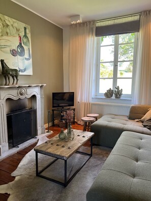 Una televisión, una chimenea, un reproductor de DVD, un futbolín