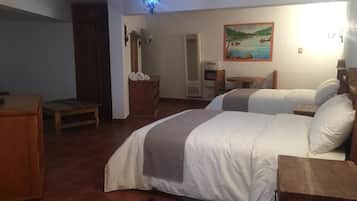 Un dormitorio con dos camas, un aparador de madera, un escritorio, una silla, un calentador y un cuadro en la pared.