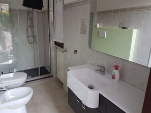 Douche, sèche-cheveux, bidet